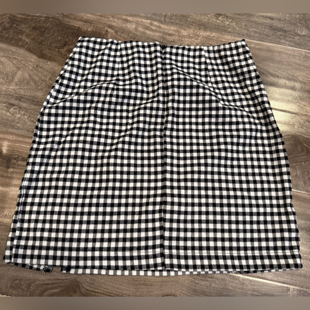 Love on a Hanger Black & White Plaid Mini Skirt – Size 3 - Picture 2 of 3